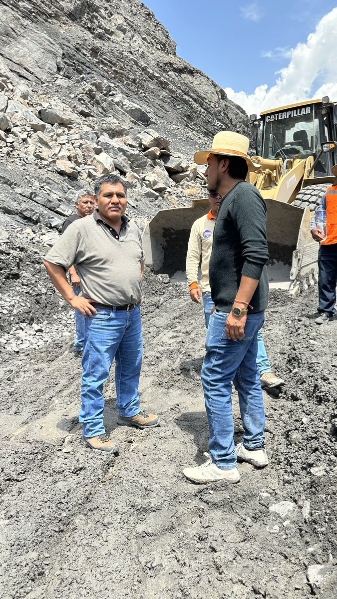 JaimeQuito6's tweet photo. Visitamos el distrito de #Huambo de la provincia de #Caylloma, #Arequipa; conjuntamente con el alcalde distrital verificamos la emergencia suscitada en la carretera que conecta la capital del distrito con el anexo de #Canco, la cual fue afectada por las torrenciales #lluvias. 1/2 https://t.co/usL1esty3L