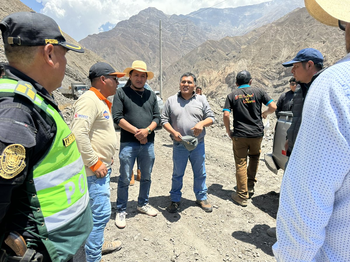 JaimeQuito6's tweet photo. Visitamos el distrito de #Huambo de la provincia de #Caylloma, #Arequipa; conjuntamente con el alcalde distrital verificamos la emergencia suscitada en la carretera que conecta la capital del distrito con el anexo de #Canco, la cual fue afectada por las torrenciales #lluvias. 1/2 https://t.co/usL1esty3L