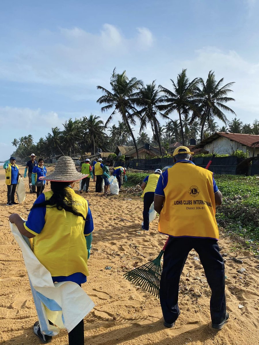 Navodha_Thamel's tweet photo. Another successful project by THE LIONS CLUB INTERNATIONAL.
#beachcleanup
#SriLanka 
#lionsclubinternational
.
.
.
.
.
.
.
.
.
.
.
.
#NavodhaThamel https://t.co/4xAVUFiaoM