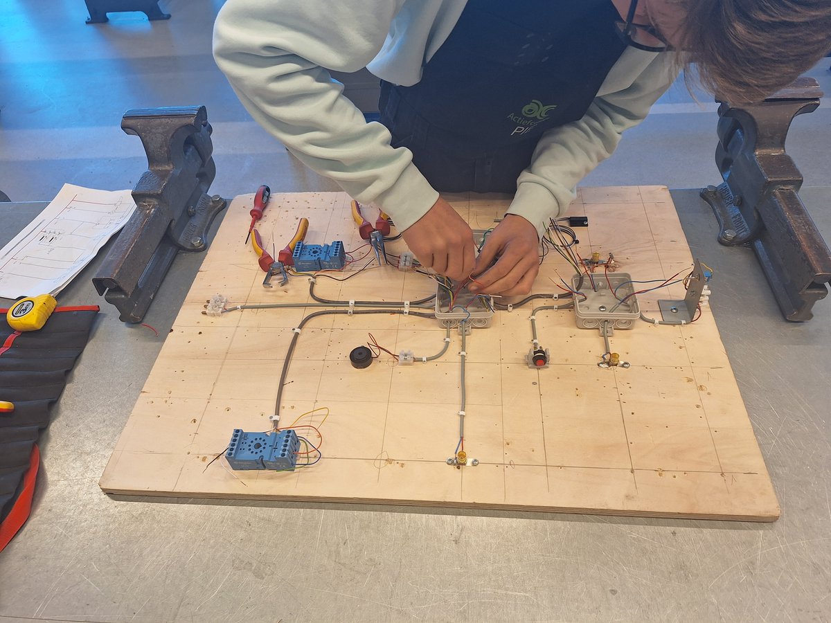 actiefcollege's tweet photo. PROFIELEN OP HET ACTIEF COLLEGE | Het bijzondere op het AC is dat er veel te kiezen valt, want als enige in de regio bieden we vijf profielen aan: https://t.co/IYuxszJLIa We laten graag zien waar we bij het profiel Produceren, Installeren &amp; Energie o.a. aan en mee werken. https://t.co/WpFHkX0LuW