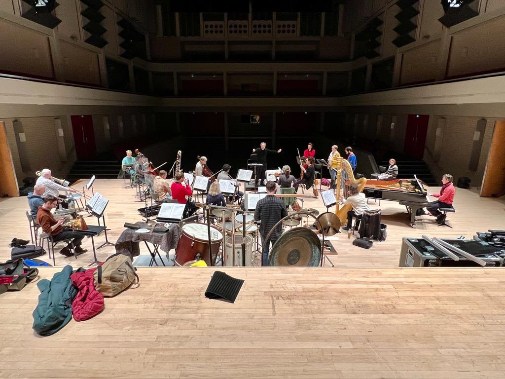 Reisopera's tweet photo. Zitrepetitie, voor het eerst repeteren de solisten met 15 musici van Phion. Die samen 44(!) instrumenten bespelen tijdens Powder Her Face! #kanjers En dirigent @ottotausk  houdt soli en musici met vaste hand bij elkaar @thomasades @phion_orkest #NederlandsePremiere https://t.co/HrIUyUjL5j