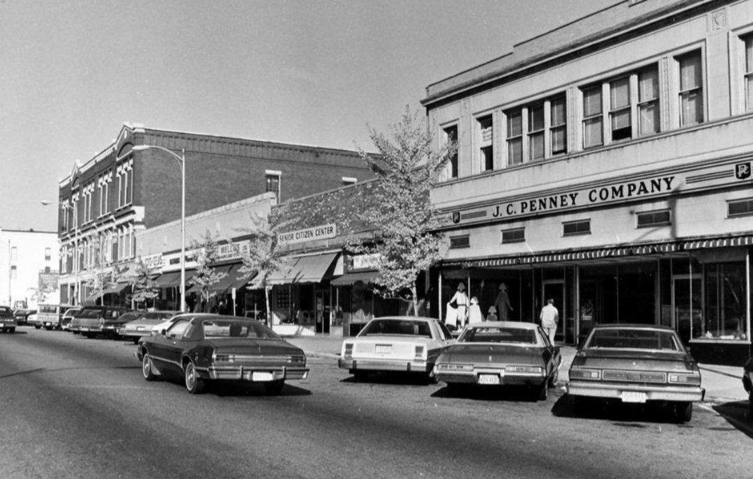A busy High Street scene from not that long ago.  The JC Penney's store has since become the Clinton Bar &amp; Grill.