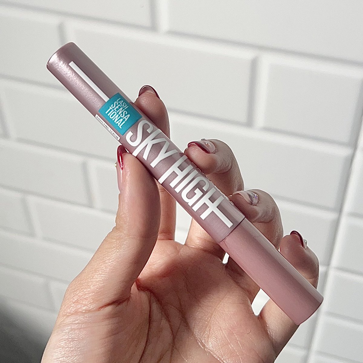 noeysavitta's tweet image. Maybelline Sky High ไม่ได้มีแค่มาสคาร่าแล้วแก!! ล่าสุดเค้าออกเซรั่มขนตา ปังมากก ต่อขนตามาแล้วขนตาชั้นร่วงเยอะมากกกกก อัดเซรั่มตัวนี้ละสบายใจละ ขนตาแย่งกันขึ้นไม่หยุด5555555 แปรงเขานิ่มๆดีมากปาดแล้วไม่เจ็บเลย💘