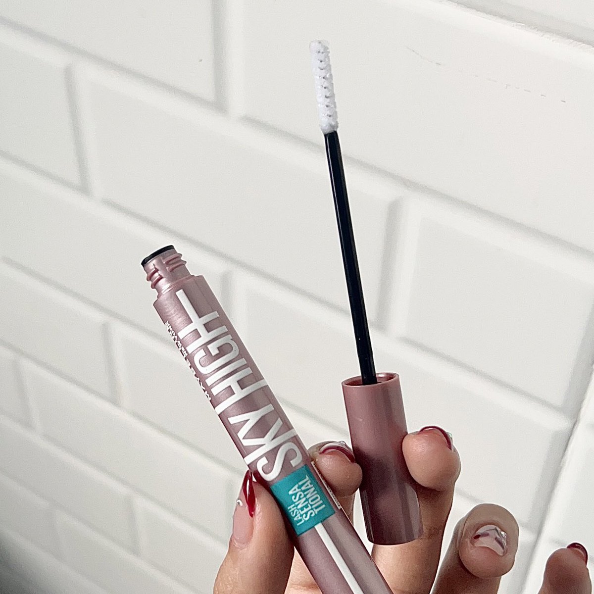 noeysavitta's tweet image. Maybelline Sky High ไม่ได้มีแค่มาสคาร่าแล้วแก!! ล่าสุดเค้าออกเซรั่มขนตา ปังมากก ต่อขนตามาแล้วขนตาชั้นร่วงเยอะมากกกกก อัดเซรั่มตัวนี้ละสบายใจละ ขนตาแย่งกันขึ้นไม่หยุด5555555 แปรงเขานิ่มๆดีมากปาดแล้วไม่เจ็บเลย💘