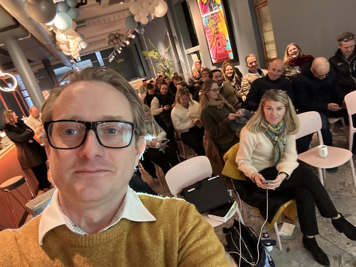 mortengoodwin's tweet photo. I tre timer har jeg engasjert Rederiforbundet i et foredrag om kunstig intelligens. Vi har dekket et bredt spekter av temaer, fra den grunnleggende mekanikken bak generative AI-systemer til deres potensielle innvirkning på demokratiet. skulle ønske vi hadde hatt tre timer til. https://t.co/MkTG9djisb