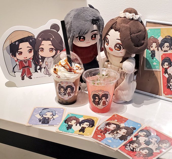 コラボドリンクも行ってきましたー!ストローの位置がばっちりな2枚目と、引きが良すぎてひっくりかえった3枚目 
