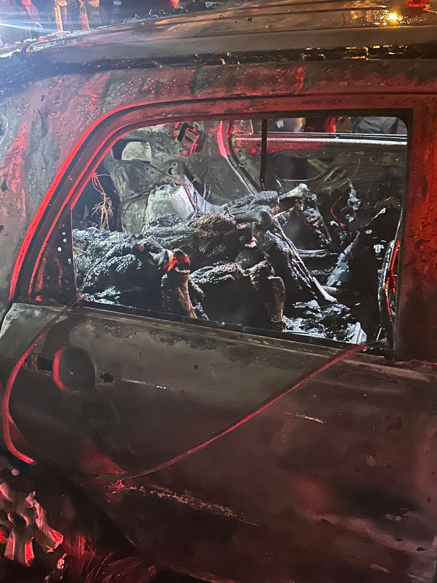 UnidadN593's tweet photo. #URGENTE Ecuador bajo Ataque Terrorista ⭕ Noche de terror en el Sur de Guayaquil" en la isla Trinitaria 3 personas dentro de un vehículo los Explotaron " Para variar en todo Guayaquil no hay transporte 🚇 nadie garantiza la seguridad ' Ecuador toca fondo estado Fallido 📲💀 https://t.co/3CYqv9PFXa