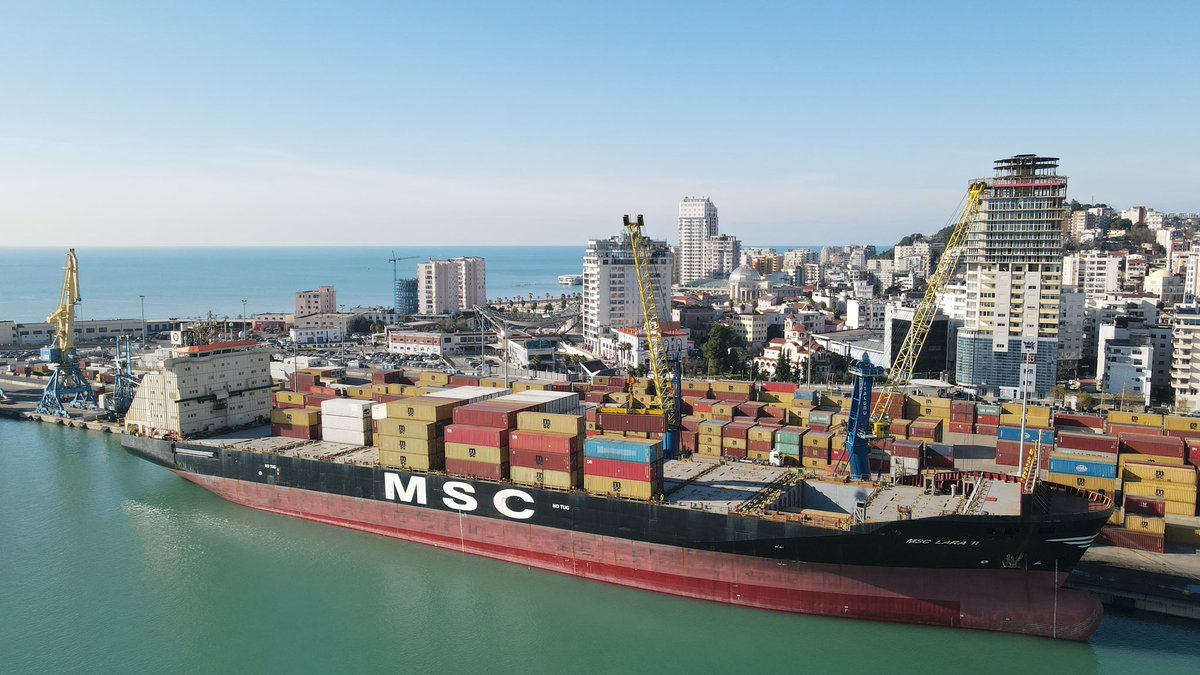 DurresPort's tweet photo. #ContainerWednesday⛴🏗🌊
#Spotted👀: #MSCLaraII #containership flying under the flag of #Panama🇵🇦 unloading #581Pcs
🏗🧱today. This ship was built is 203 m long & has a GT of 28,892 t.🚢🏗
#Maritime🇦🇱⚓️🚢 #portcity
#logistics #shipping #cargo #portainers #midweekvibes https://t.co/SjHtDJt7TM