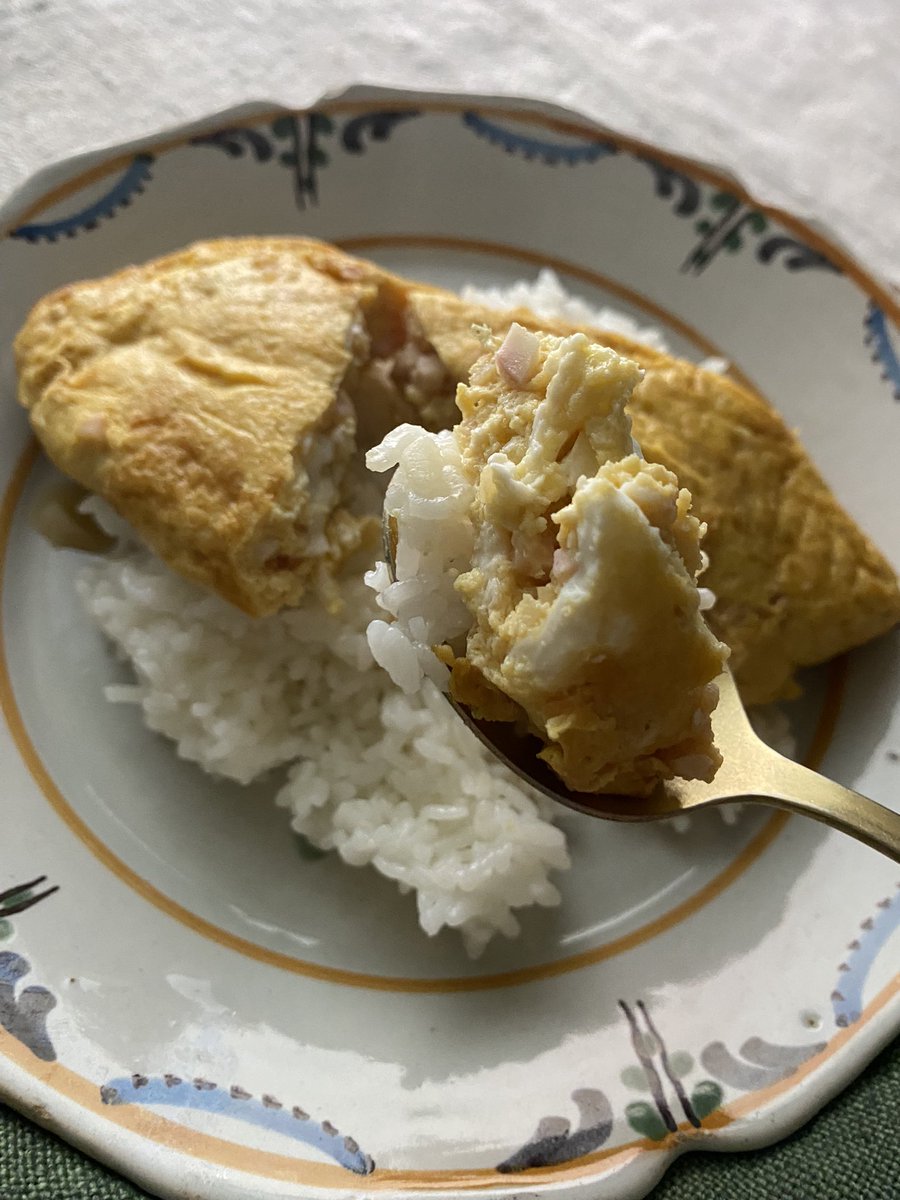 akari_hasegawa's tweet photo. 裏表紙になっているのは、紅生姜とかまぼこのオムレツ丼。我ながらびっくりするくらいおいしいです。なぜかエスニックっぽい味…はやくたくさんの方に食べてみてもらいたい…！！！！！！ https://t.co/fmga32YsZi