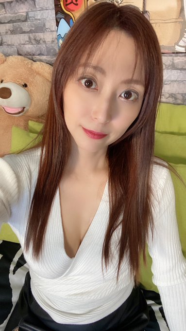 ライブチャット21時〜始まるよー！ 見に来てね。  1部21:00〜22:15 2部22:30〜0:00  https://t.co/72sHQGkrb6 https://t.co/dKEN9S3oQ<a href="/tag/%E3%82%B0%E3%83%AA%E3%83%91%E3%83%81"class="tags"><span>#グリパチ</span></a>