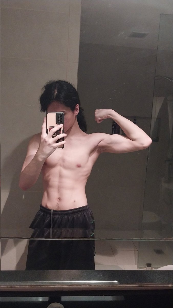 on that note, i am at least somewhat proud of my progress last year
Feb 2023 - Oct/Dec 2023
losing muscle mass faster than a regular person due to my autoimmune sucks, but we're here for the ride 🧍‍♂️