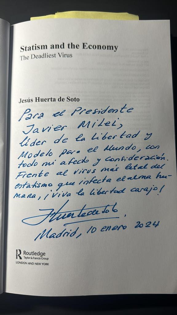Muchas gracias <a href="/JHS_Oficial/">Jesús Huerta de Soto</a> por este libro y por TAMAÑA dedicatoria...!!!
VIVA LA LIBERTAD CARAJO