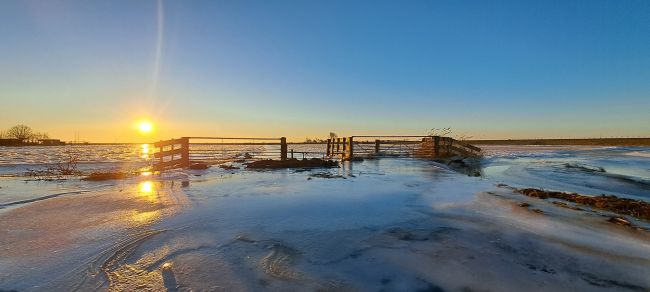 Weerpraatje Jan Visser janvissersweer.nl/weerpraatje-ac… Totale 'verijzing' bij Schardam aan het Markermeer. Deze fraaie foto werd vanochtend gemaakt door Wilma van Zalinge.