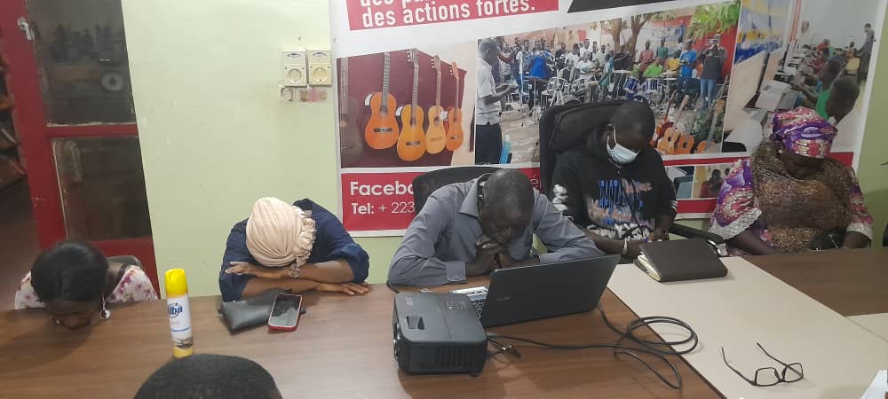 NavigateursMali's tweet photo. Le ministère Navigateurs du Mali a clôturé ses activités le 16.12.23. C'était aussi le moment de planifier l'année 2024 et  réaffirmer les engagements à faire avancer l’Evangile de Jésus et son Royaume dans les nations.

#TheNavigators #Evangile #Mali https://t.co/YplYVvUA0U