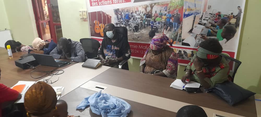 NavigateursMali's tweet photo. Le ministère Navigateurs du Mali a clôturé ses activités le 16.12.23. C'était aussi le moment de planifier l'année 2024 et  réaffirmer les engagements à faire avancer l’Evangile de Jésus et son Royaume dans les nations.

#TheNavigators #Evangile #Mali https://t.co/YplYVvUA0U
