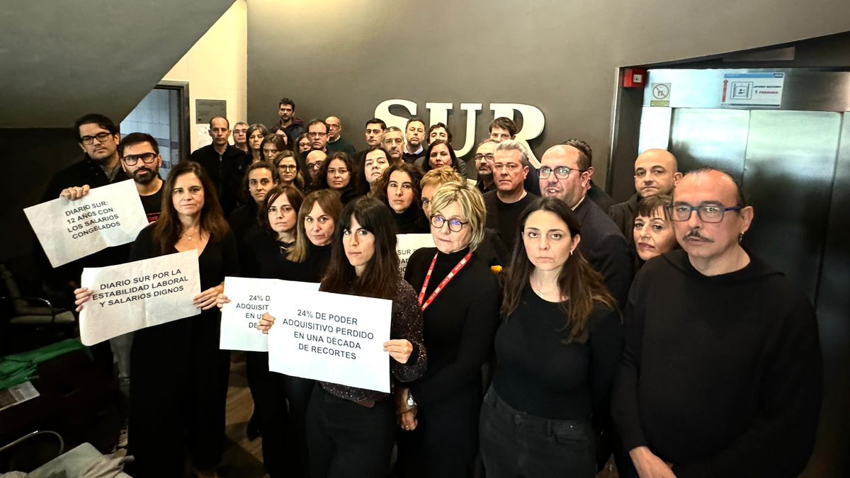 Comité SUR (@comitesur) on Twitter photo ⚫️ Y llegamos al primer #MiércolesNegro de 2024, ¿sabéis eso lo que significa? Ya son 12+1 los años con los salarios congelados en <a href="/DiarioSUR/">El periódico de Málaga</a>.
✊ Una temporada más, en lucha por un sueldo digno, por un #periodismodigno. ⚫️ Y llegamos al primer #MiércolesNegro de 2024, ¿sabéis eso lo que significa? Ya son 12+1 los años con los salarios congelados en <a href="/DiarioSUR/">El periódico de Málaga</a>.
✊ Una temporada más, en lucha por un sueldo digno, por un #periodismodigno.