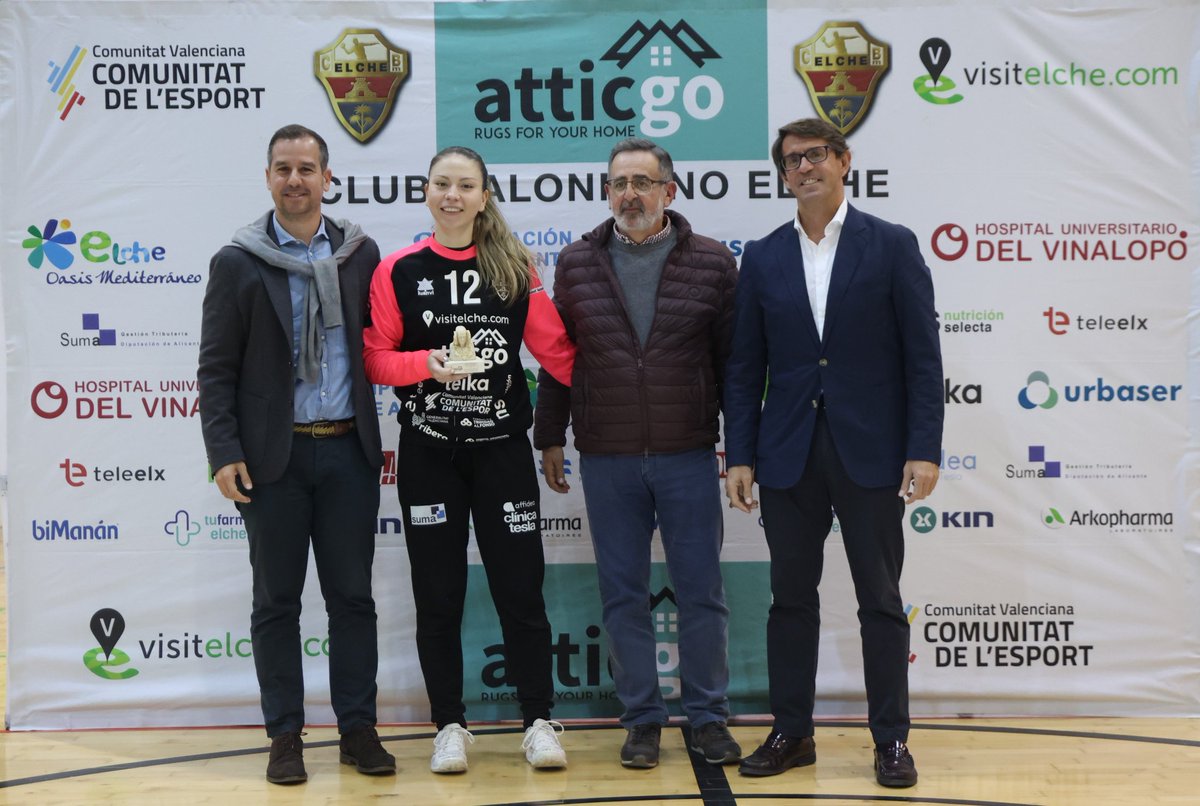 🧱 NICOLE MORALES ha sido elegida como MVP #Atticgo del partido ante el <a href="/BMRemudas/">Rocasa Gran Canaria</a> por su seguridad en portería. ¡Dieciséis paradas! 👏🏻👏🏻👏🏻

🏆 José Navarro y Juan de Dios Navarro, concejales @AjuntamentElx, han entregado el premio, junto con nuestro presidente Juan José Ávila.