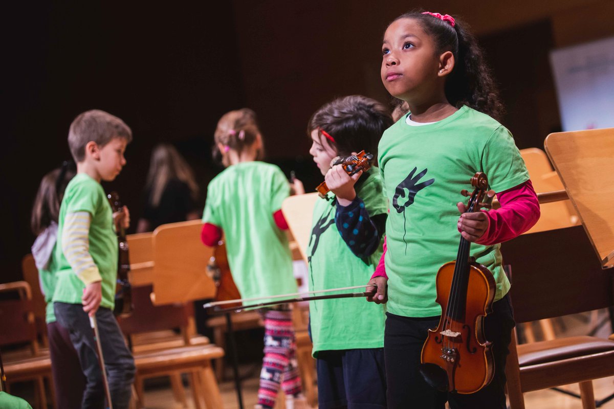 EscuelaOrquesta's tweet photo. ¡Imágenes nuevas de nuestro último concierto! 
Abrimos ya el plazo para apuntarse al nuevo proyecto de la Orquesta Escuela Solidaria: "Solidarios desde Europa".
https://t.co/2mtBfqnV0n
Se vienen sorpresas estos meses con @HarineraZgz  @OCAZEnigma @redmusicasocial @sistemaeurope https://t.co/bWiYpymuNe