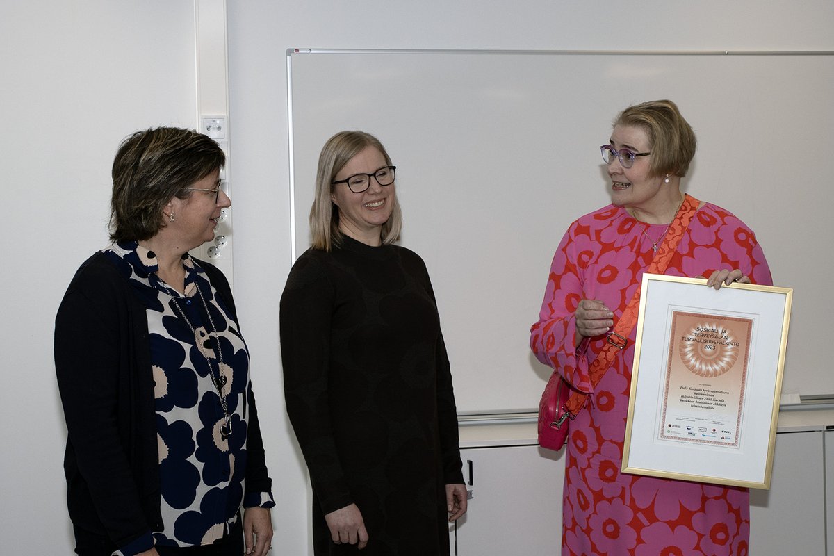 ekhva.fi/2024/01/ikayst…  Suomen Palopäällystöliiton Sosiaali- ja terveysalan turvallisuustoimikunnan v. 2023 turvallisuuspalkinto Ikäystävällinen Etelä-Karjala -hankkeen kaatumisen ehkäisyn toimintamallille!  
Iloiset onnittelut! #KaatumisenEhkäisy #EKHVA <a href="/SPPL_ry/">Palopäällystöliitto</a>