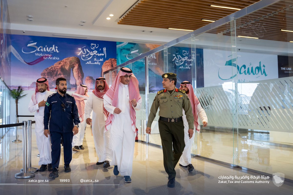 Zatca_sa's tweet photo. تفقد معالي المحافظ @abanmis اليوم منفذ سلوى؛ لمتابعة سير الأعمال والوقوف على الاستعدادات لاستقبال وخدمة الجماهير لحضور منافسات كأس آسيا التي ستقام في قطر خلال الأيام المقبلة.
#زاتكا https://t.co/qHOuejpdPF