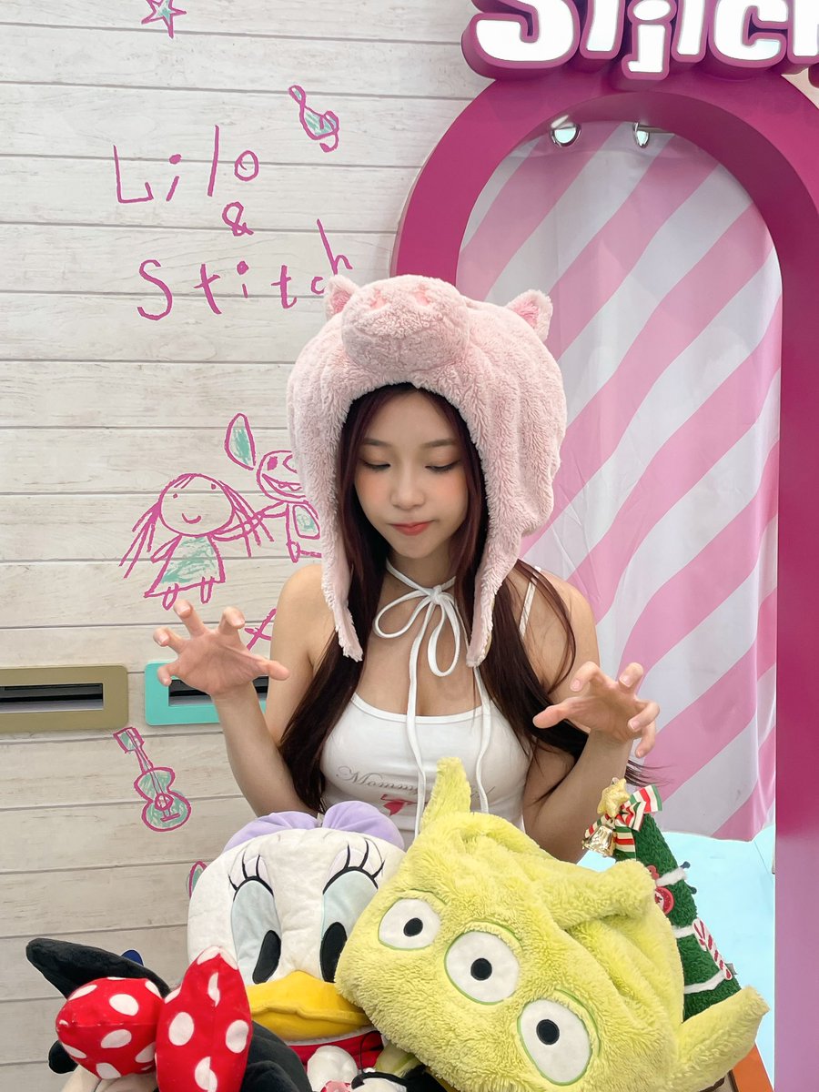 snowploy_nnc's tweet photo. สาวน้อยตู้สติ๊กเกอร์ Disneyน่ารักมากก💕
#Snowploy https://t.co/wrMSwHV3bf