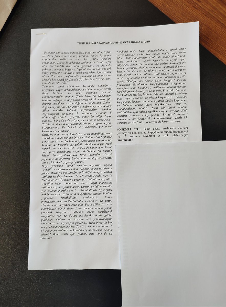 haticeaydink's tweet photo. Herkes işini gücünü bıraksın ve hocamızın sınav kağıdımıza yazdıklarına baksın 🥹 https://t.co/ET2WrzsoIi