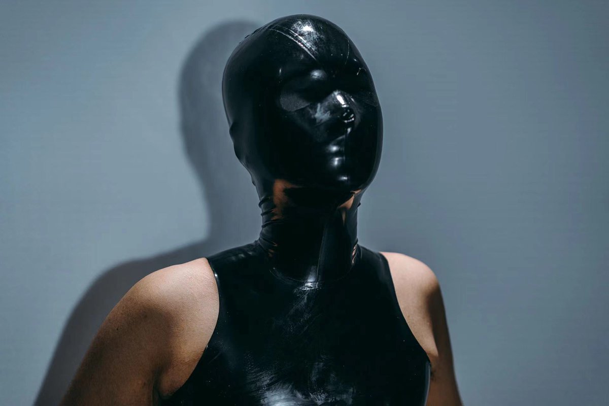 超薄，更贴合

LATEX MASK LASER PERFORATE 0.25mm
by <a href="/FocusLatex/">FocusLatex</a> 

#Latex  #Latexsuit  #rubber  #rubbersuit