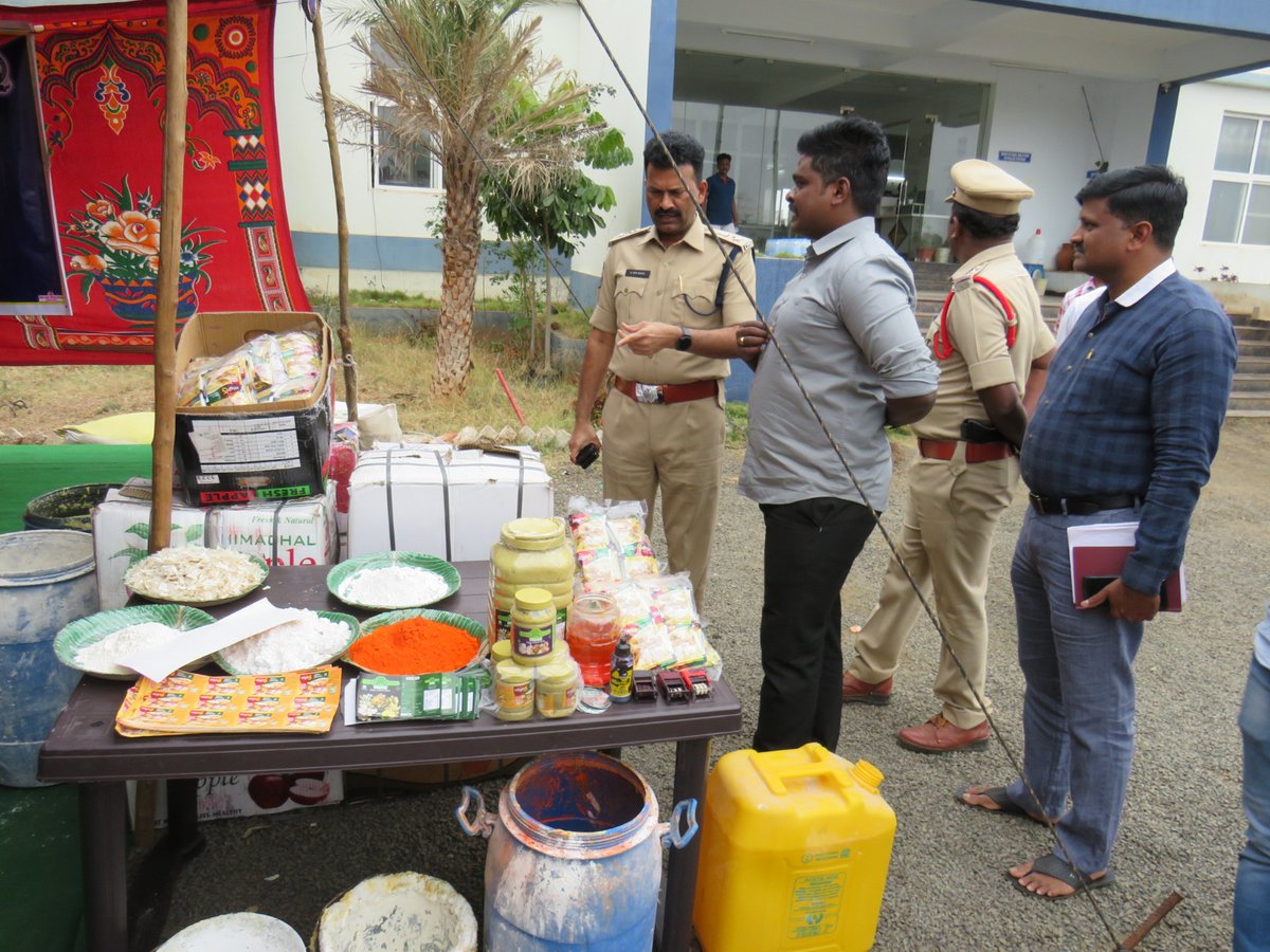 spvikarabad's tweet photo. వెల్లుల్లి పొట్టు, కెమికల్స్, యాసిడ్స్ ను ఉపయోగించి కల్తీ అల్లం-వెల్లుల్లి పేస్ట్ తయారీ ముఠా ను పట్టుకొని  11.14 క్వింటల్స్ కల్తీ అల్లం-వెల్లుల్లి పేస్ట్ ను స్వాదీనం చేసుకున్నా జిల్లా టాస్క్ ఫోర్స్ అధికారులు.
@TelanganaDGP
@TelanganaCOPs #VKBPolice https://t.co/ySQhGn56Fy