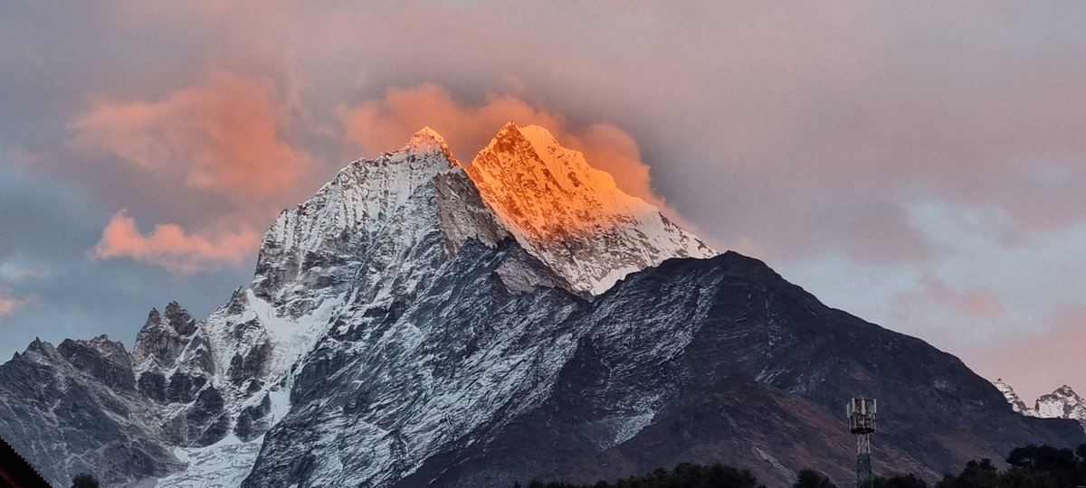 Simstr's tweet photo. Namche Bazaar, západ slunce 😊 #nepal #namchebazaar #hymalays #Everest https://t.co/XTPj8zbpZ4
