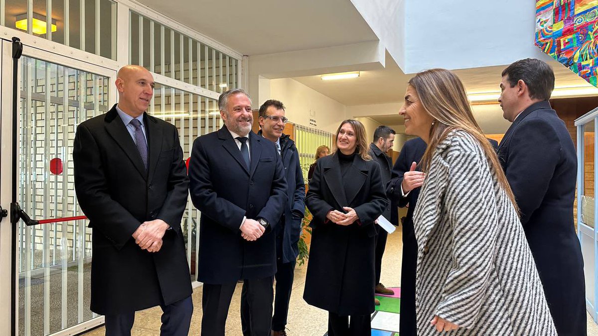 LeonAyto's tweet photo. @CEIPGumersindo El alcalde de #LeónEsp, José Antonio Diez (@jadiezleon), recibe a sus Majestades en el centro antes de la celebración del acto de entrega del premio al que también asiste el ministro de Política Territorial, Ángel Víctor Torres @avtorresp, y el presidente de la @jcyl, @alferma1. https://t.co/VuFJ9ynEC1