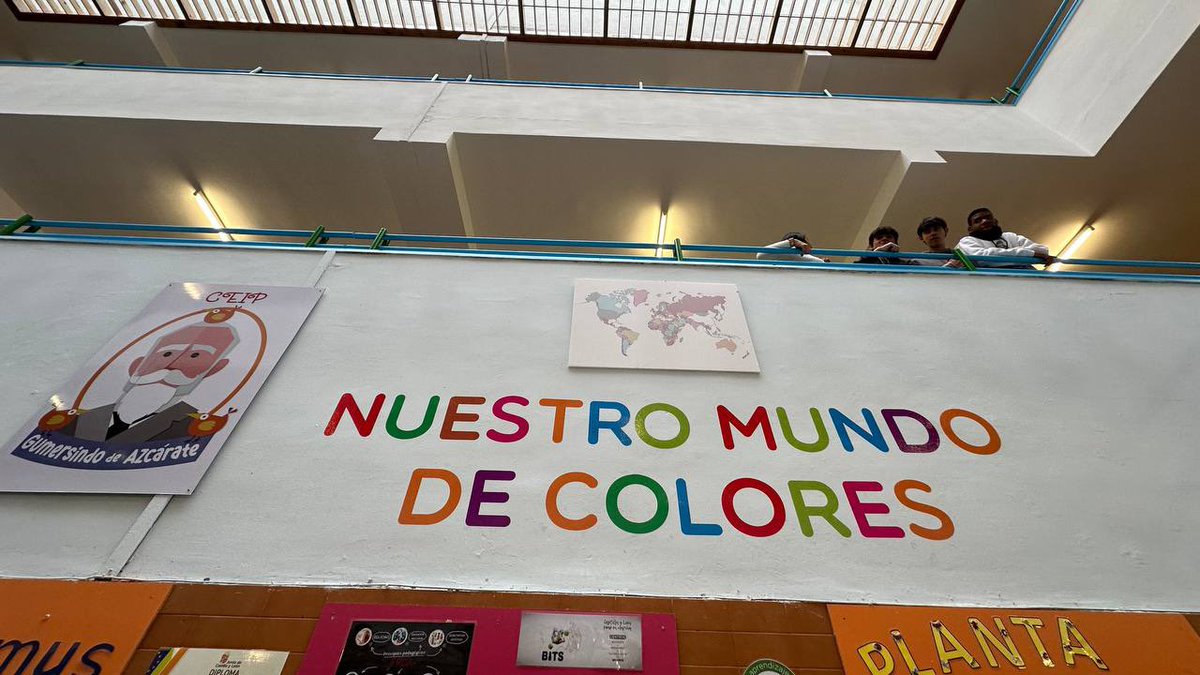 LeonAyto's tweet photo. @CEIPGumersindo El alcalde de #LeónEsp, José Antonio Diez (@jadiezleon), recibe a sus Majestades en el centro antes de la celebración del acto de entrega del premio al que también asiste el ministro de Política Territorial, Ángel Víctor Torres @avtorresp, y el presidente de la @jcyl, @alferma1. https://t.co/VuFJ9ynEC1