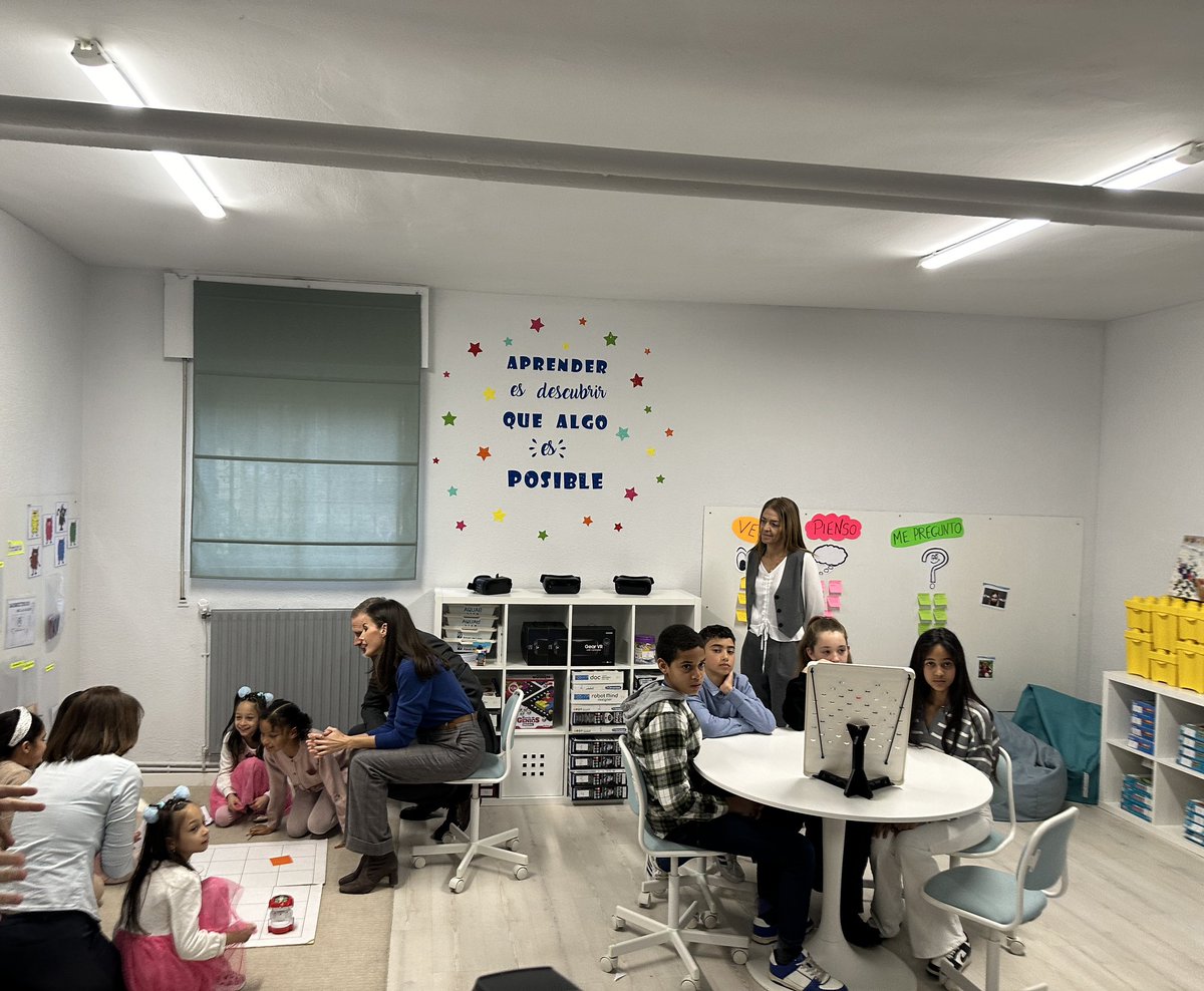LeonAyto's tweet photo. @CEIPGumersindo @JADIEZLEON @avtorresp @jcyl @alferma1 Los Reyes de España conocen hoy de primera mano cuáles son los proyectos que han hecho al @ceipgumersindo merecedor de la distinción que hoy reciben. Felipe VI y Letizia se adentran en ‘Nuestro mundo de colores’ https://t.co/858bvRwW3f