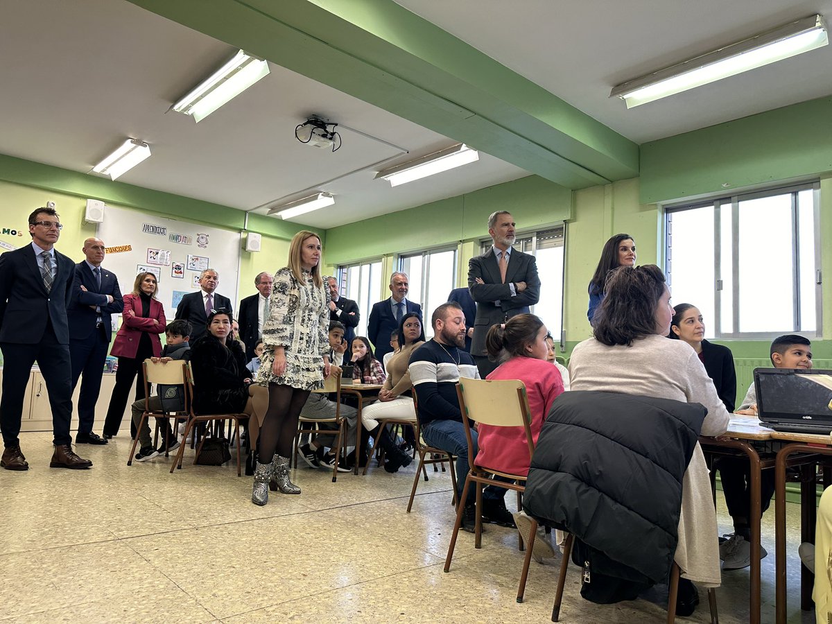 LeonAyto's tweet photo. @CEIPGumersindo @JADIEZLEON @avtorresp @jcyl @alferma1 Los Reyes de España conocen hoy de primera mano cuáles son los proyectos que han hecho al @ceipgumersindo merecedor de la distinción que hoy reciben. Felipe VI y Letizia se adentran en ‘Nuestro mundo de colores’ https://t.co/858bvRwW3f