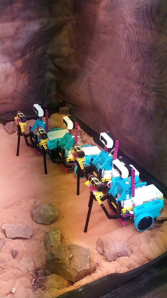 Las compañeras del #AuladelCel en <a href="/ObservatoriUV/">L'Observatori</a> han diseñado una actividad flipante para explorar Marte en el aula con robotinos de Lego programables. ¡Hasta han encargado su propio Marte (a un artista fallero, por supuesto 😉)!