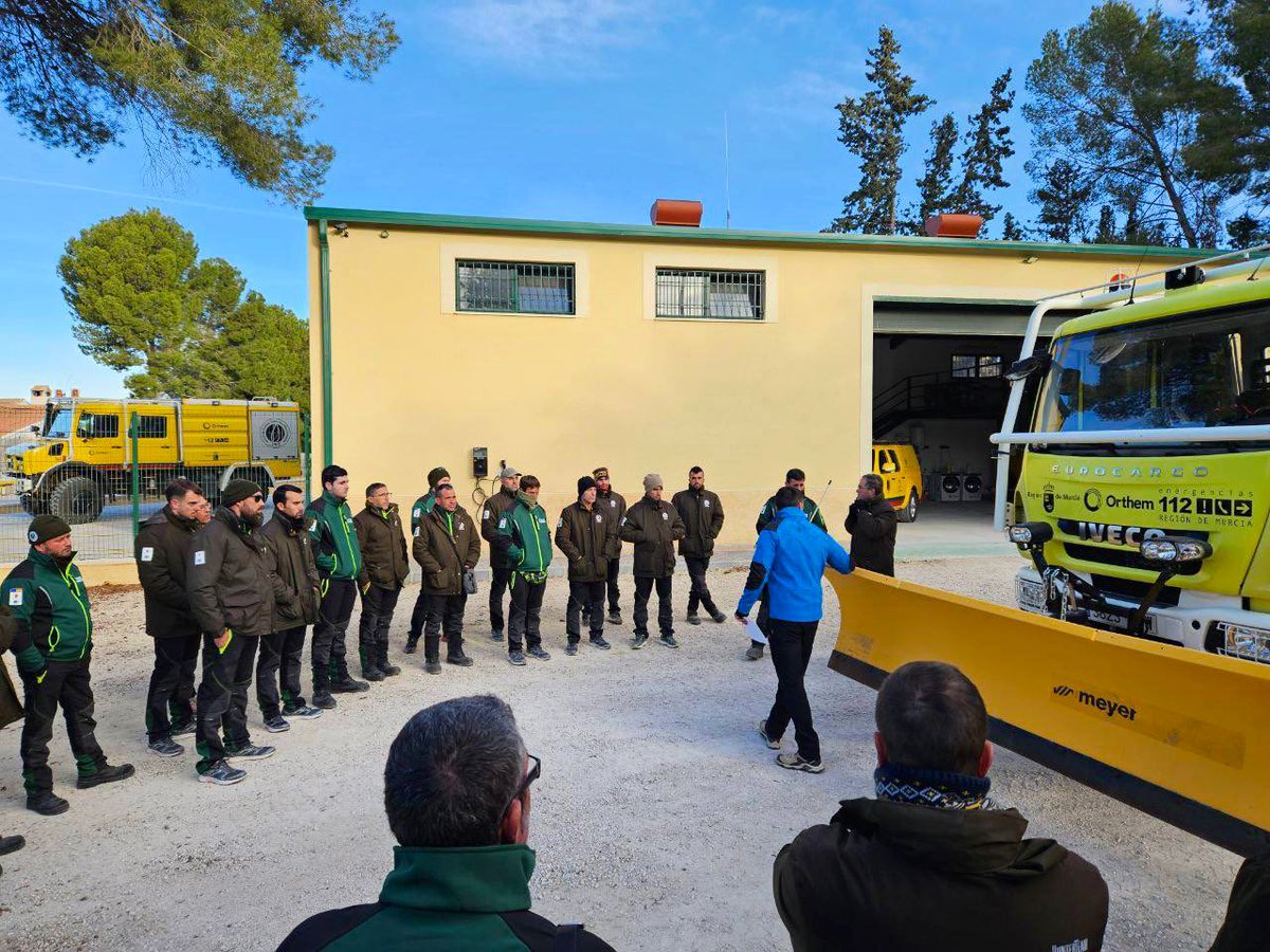 defensaforeMUR's tweet photo. [FORMACIÓN]
#BBFF reciben formación de refuerzo sobre conducción y uso de equipos quitanieves en #Cieza y #Caravaca ante la previsión de episodio de tiempo invernal

🚜 Medios técnicos y humanos preparados para actuar ante emergencias causadas por el clima en la #RegióndeMurcia https://t.co/MI9rKwD3Cm