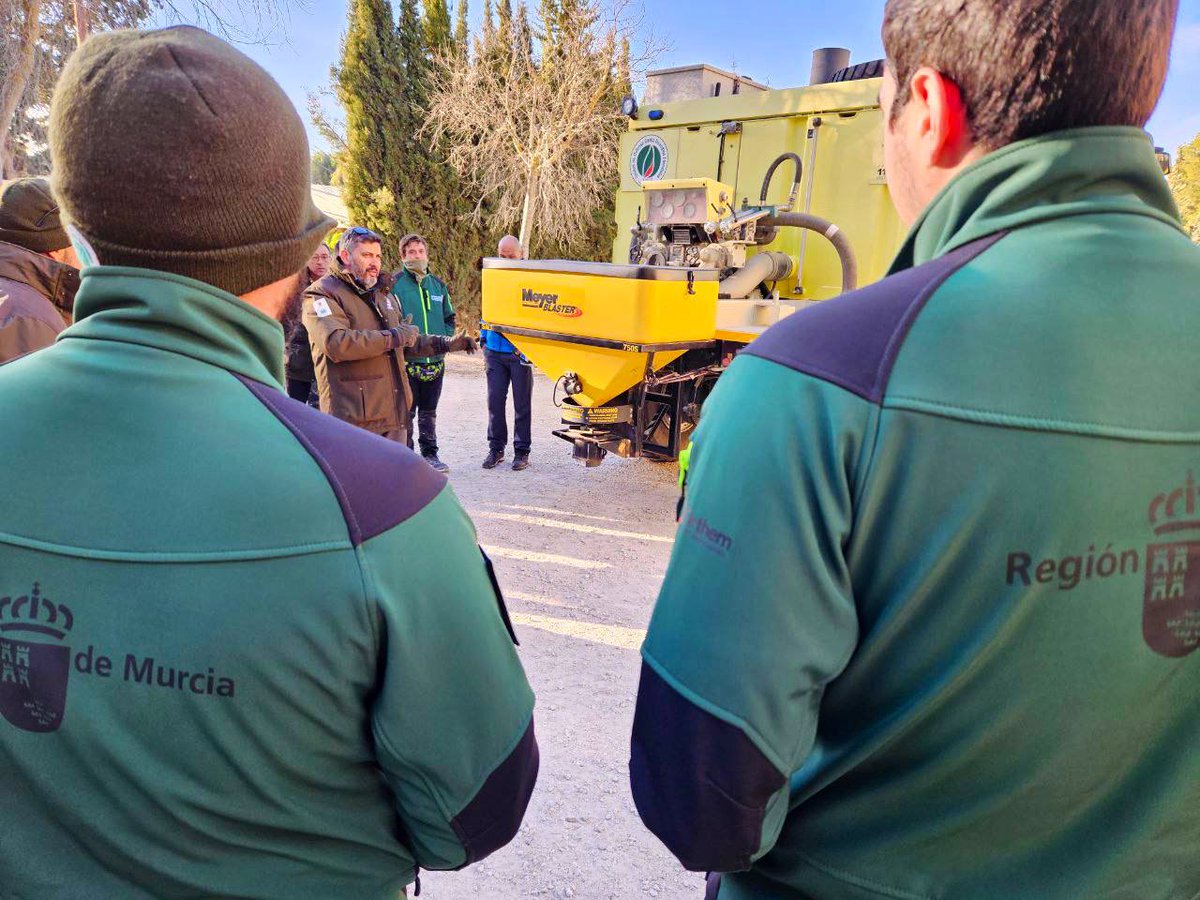 [FORMACIÓN]
#BBFF reciben formación de refuerzo sobre conducción y uso de equipos quitanieves en #Cieza y #Caravaca ante la previsión de episodio de tiempo invernal

🚜 Medios técnicos y humanos preparados para actuar ante emergencias causadas por el clima en la #RegióndeMurcia