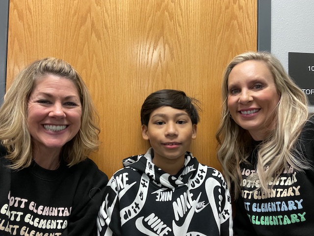 We love celebrating our students and teachers! Today a 4th grade student received a positive principal phone call and Mrs. Wood, one of our 4th grade teachers, received a positive principal pop-in! #elliottachievers #fisdelevates