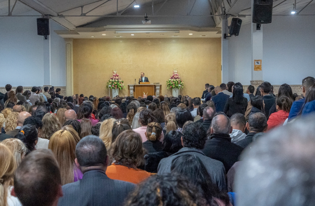 IDMJIoficial's tweet photo. 🇪🇸 Fotos: Visita del Hermano Carlos Alberto Baena a la Iglesia de Barcelona, España.
https://t.co/C4MHIoOjgu

El Hermano Carlos Alberto Baena, Pastor General de la iglesia y su esposa la Hermana Raquel Hernández, junto con sus hijas visitaron la Iglesia de Barcelona, Cataluña, España, el día 31 de diciembre del 2023, asistieron creyentes de las Iglesias de Cataluña, también algunos pastores de la Iglesia en España.
