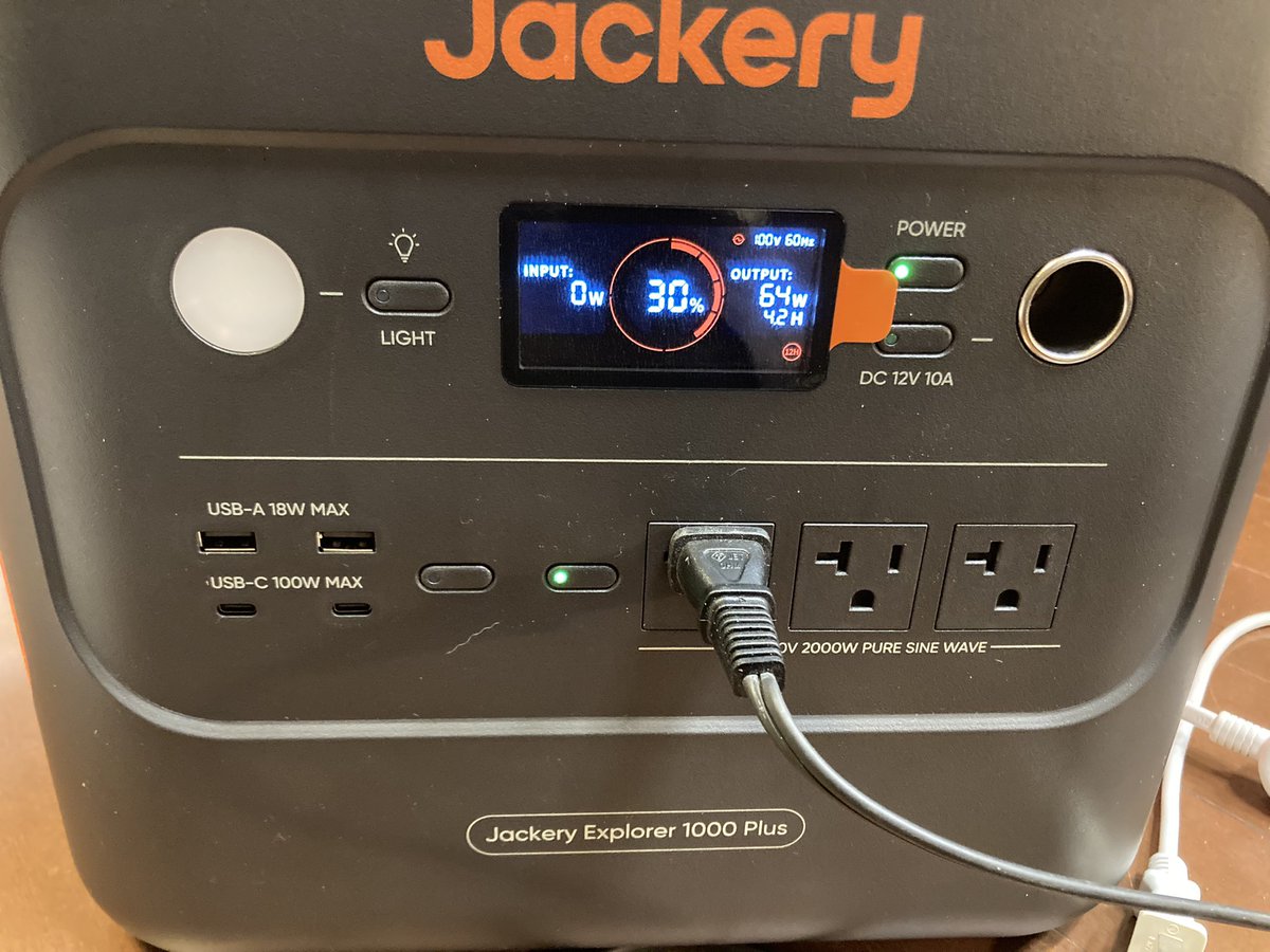 plusgoeflutz's tweet photo. 予備ためずっとポータブル電源が欲しかった。前日ちょっとセールでついにJackery ポータブル電源を買った。爬虫類のヒーターやライト出来るか情報が少なかった。一応大丈夫そうです。2枚写真は75wバスキングライト。3枚は小さい暖突パネルヒーター。こちらは1000plus※他のモデル出来るか分からない。 https://t.co/kDb8quEyPV