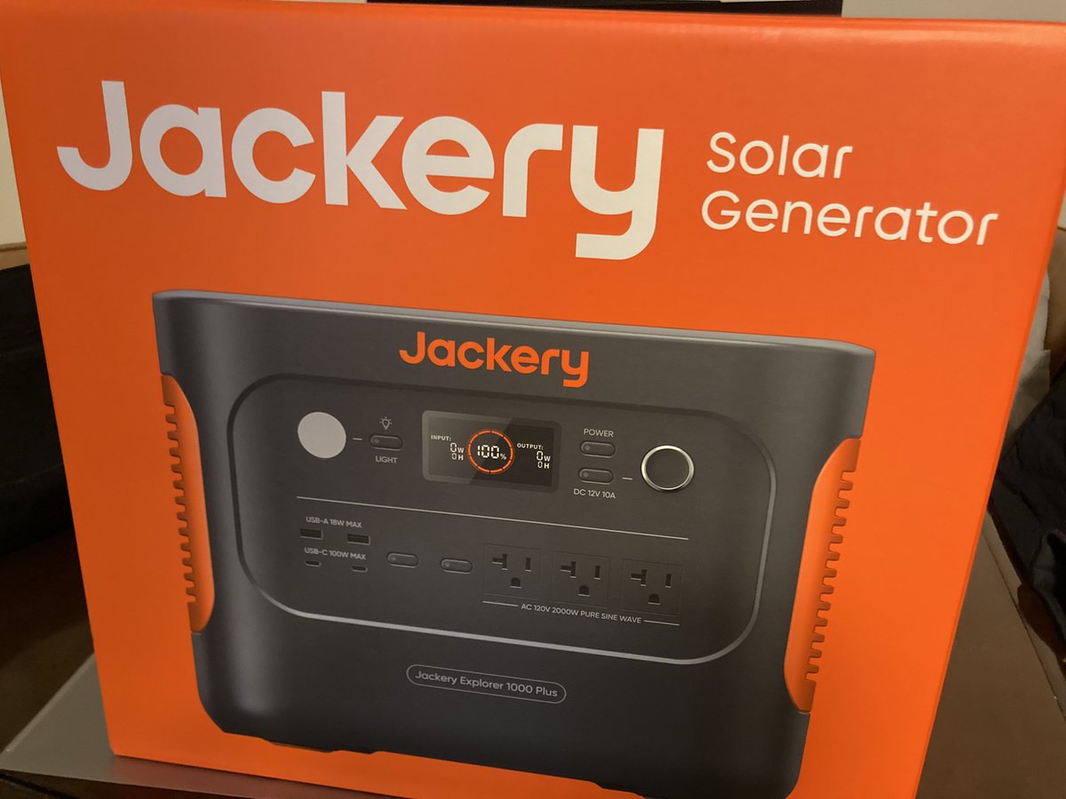 plusgoeflutz's tweet photo. 予備ためずっとポータブル電源が欲しかった。前日ちょっとセールでついにJackery ポータブル電源を買った。爬虫類のヒーターやライト出来るか情報が少なかった。一応大丈夫そうです。2枚写真は75wバスキングライト。3枚は小さい暖突パネルヒーター。こちらは1000plus※他のモデル出来るか分からない。 https://t.co/kDb8quEyPV