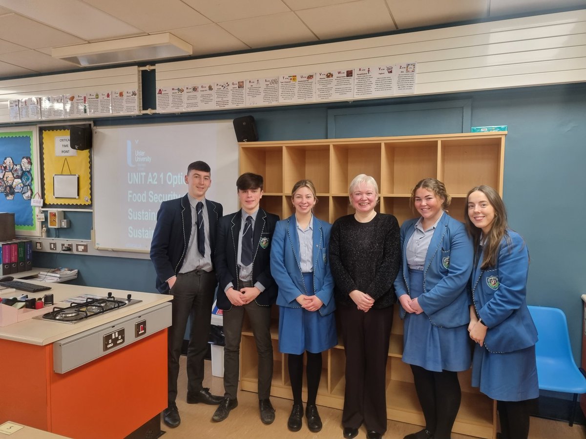 This morning, we had the pleasure of welcoming @DrSineadFurey from @UlsterBizSchool to the department to deliver an insigntful lesson on #foodsustainability to our Year 14 Nutrition pupils! 

Thank you, Sinead! 🌏🥘

@StMarysGSM