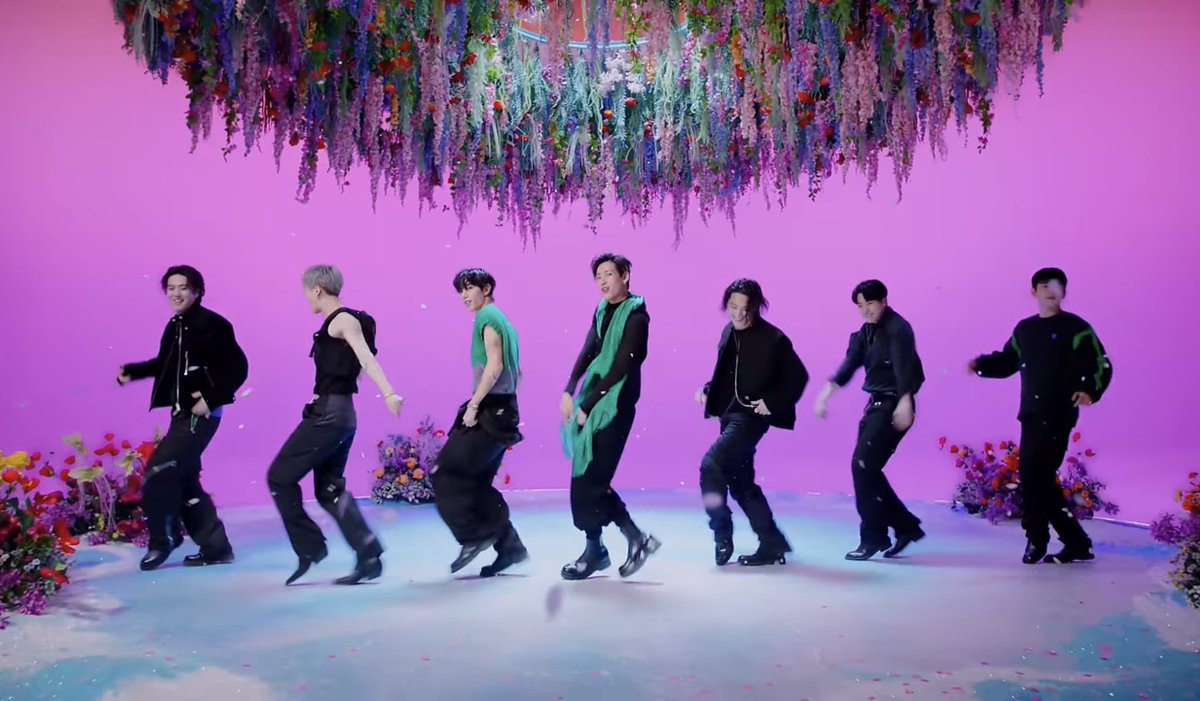 GOT7isOT7's tweet photo. covering themselves in dirt making the whole fandom think they're bout to release hot construction worker music just for them to come out with the cutest, prettiest music video ✋🏼 we were clowned successfully 👷🤡 https://t.co/zPNuxH0x9W