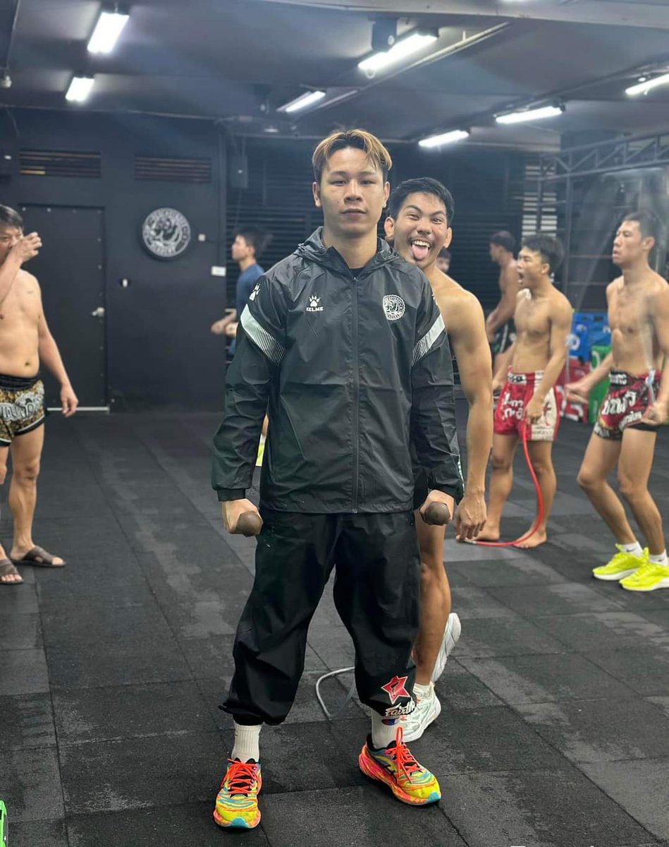 MuayThaiAuthor's tweet photo. It's always fun training with Petchdam 😁🤣 - Rittewada Petchyindee back to the gym, what's next for him this 2024? 🤔 #muaythai #petchyindee https://t.co/O8oNsuFCBU
