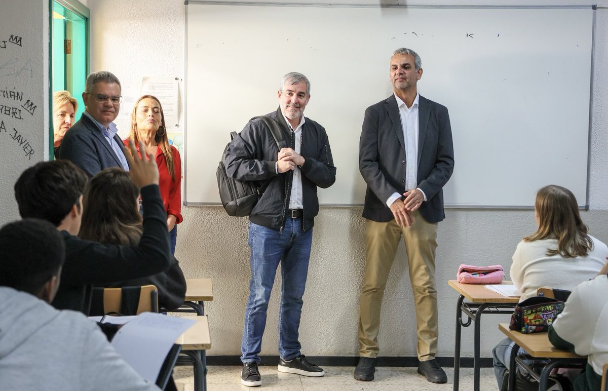 PresiCan's tweet photo. 🔵 El presidente @FClavijoBatlle reconoce al @IESLaIsleta por su proyecto para favorecer la integración de jóvenes migrantes reconocido con dos premios estatales

@EducacionCan 

⤵️

https://t.co/YfFXpfhFvX

#integración #educación #Canarias https://t.co/IOLyLqY96B
