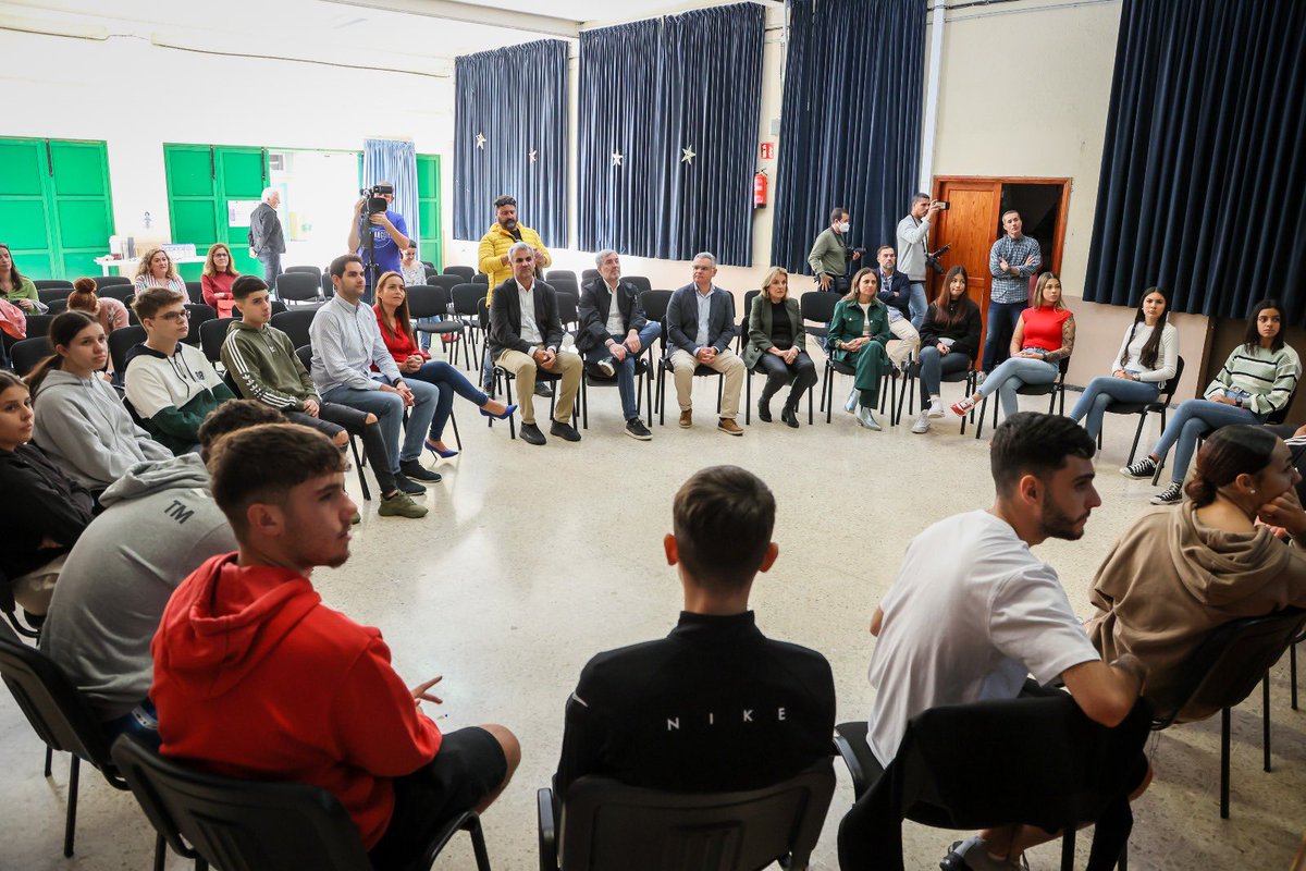 PresiCan's tweet photo. 🔵 El presidente @FClavijoBatlle reconoce al @IESLaIsleta por su proyecto para favorecer la integración de jóvenes migrantes reconocido con dos premios estatales

@EducacionCan 

⤵️

https://t.co/YfFXpfhFvX

#integración #educación #Canarias https://t.co/IOLyLqY96B