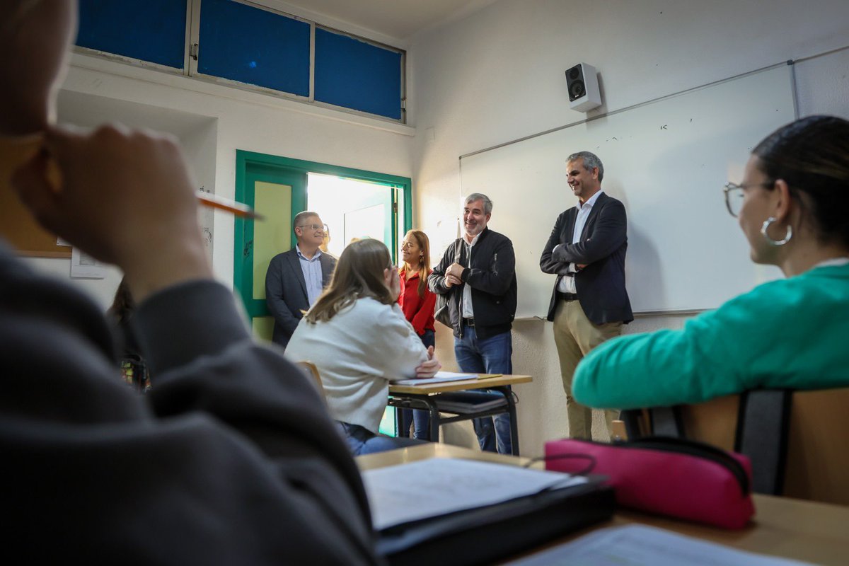 PresiCan's tweet photo. 🔵 El presidente @FClavijoBatlle reconoce al @IESLaIsleta por su proyecto para favorecer la integración de jóvenes migrantes reconocido con dos premios estatales

@EducacionCan 

⤵️

https://t.co/YfFXpfhFvX

#integración #educación #Canarias https://t.co/IOLyLqY96B