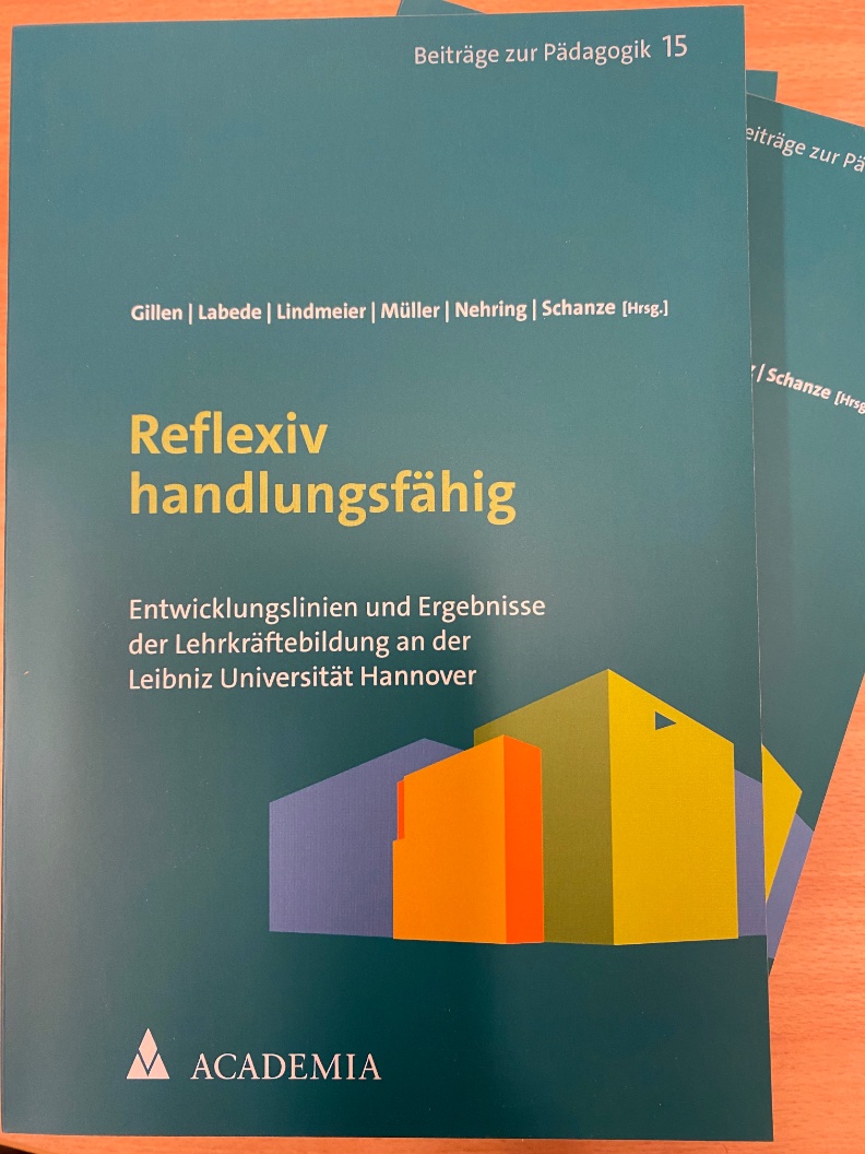 Et voilà the printed versions are there: 
Summarizing the results of our "Qualitätsoffensive Lehrerbildung" 😍😍😍
@BMBF_Bund <a href="/UniHannover/">Leibniz Uni Hannover</a> <a href="/LSE_Hannover/">Leibniz School of Education</a>  
Thanks to all who supported!! 👍🙏👍