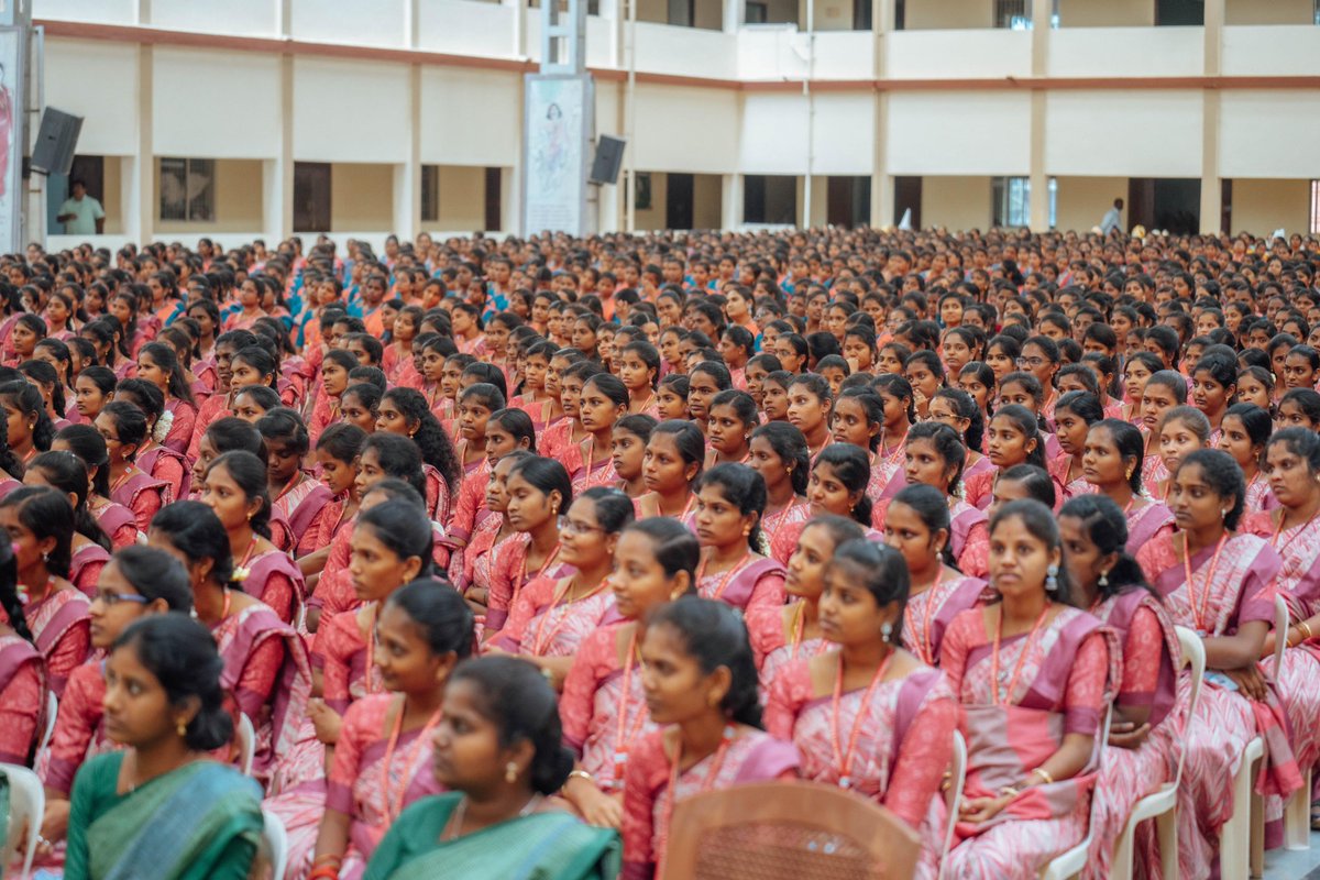 annamalai_k's tweet image. இன்றைய தினம், கிருஷ்ணகிரி மாவட்டம் ஊத்தங்கரையில் அமைந்திருக்கும் அதியமான் மகளிர் கலை மற்றும் அறிவியல் கல்லூரியில் நடந்த நிகழ்ச்சியில் கலந்து கொண்டதில் மகிழ்ச்சியடைகிறேன். 

தேசத்தின் நாளைய தூண்களான கல்லூரி மாணவ சகோதரிகள் மத்தியில், ‘பாரதத்தின் வளர்ச்சியில் இளம் மகளிரின் பங்கு’…