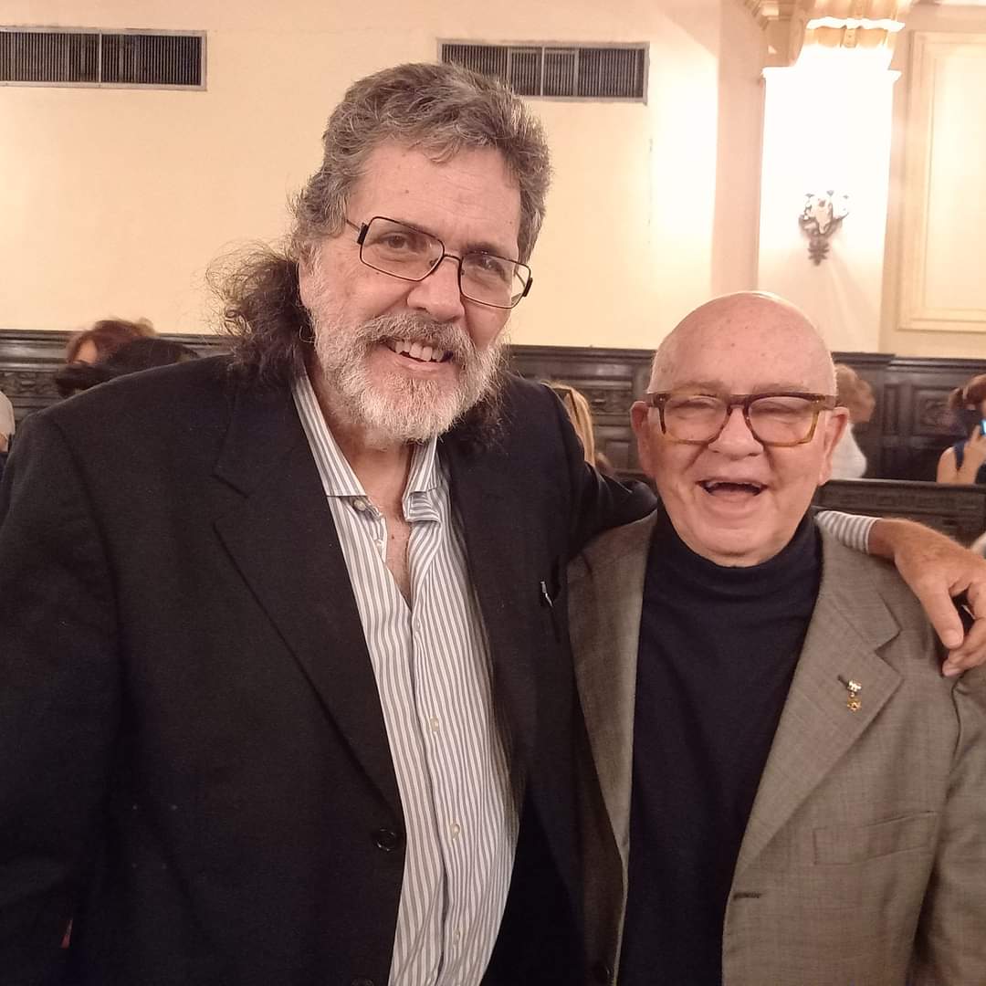 InesMChapman's tweet photo. Bellas palabras del maestro Miguel Barnet al recibir el reconocimiento y elogio por la obra de toda la vida en defensa del patrimonio cultural, de la cubanía. Los tambores también rindieron homenaje. Aplausos prolongados. Gracias maestro. #CubaEsCultura https://t.co/VUqvCCynCQ