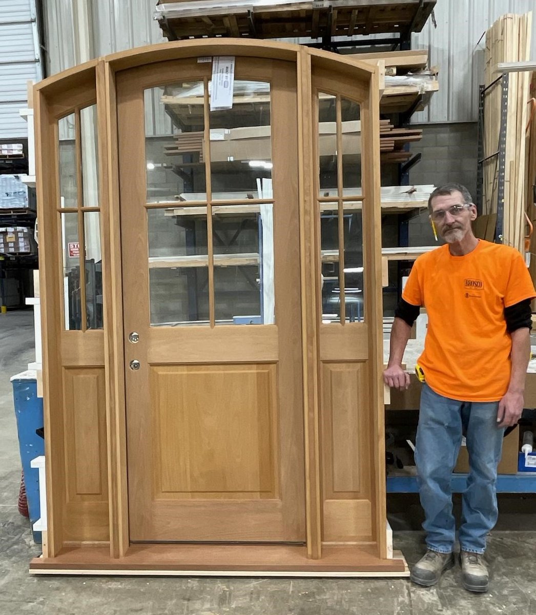 builtbybrosco's tweet photo. Impressive work from Ed and the #BROSCO #HatfieldMA shop, as always! Check out this custom, #builtbybrosco 8'0" tall arch top @SimpsonDoor Brazilian Mahogany door & sidelights. Custom mahogany jamb as well! https://t.co/YBnrxqXc8d